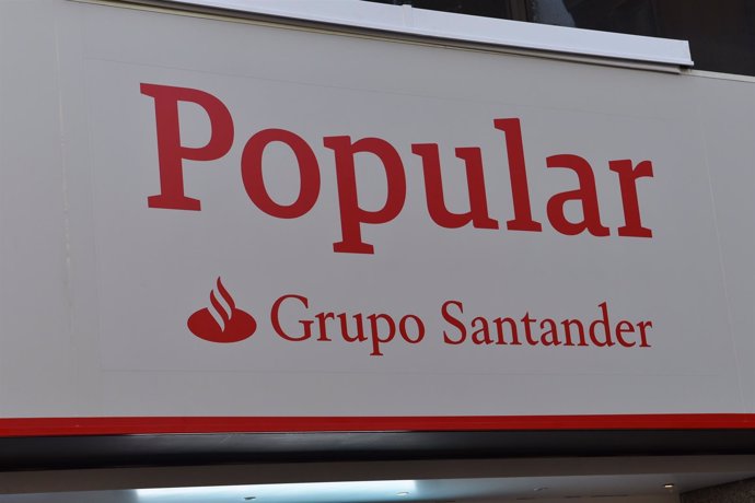Nuevos rótulos de las oficinas de Popular tras la integración con Santander
