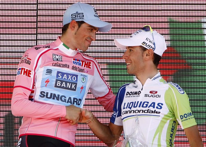 Alberto Contador saluda a Vincenzo Nibali en el Giro 2011