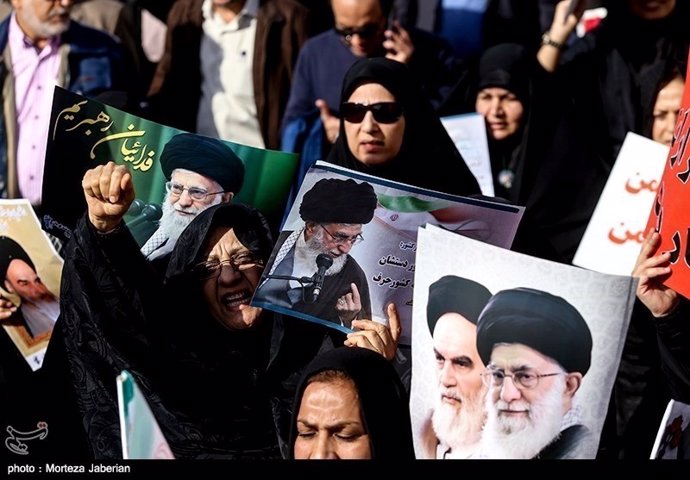 Personas en una manifestación progubernamental en Irán el 3 de enero de 2018