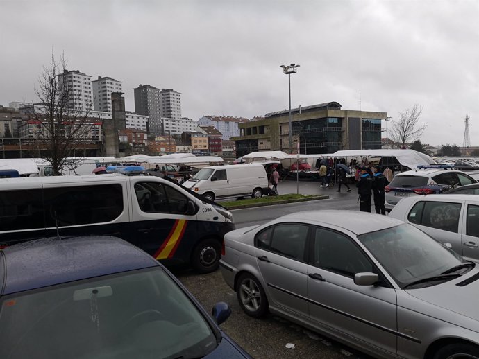 Amplia presencia policial en el mercadillo de Salgueiriños en Santiago