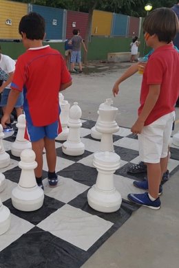 Unos niños juegan con un ajedrez gigante