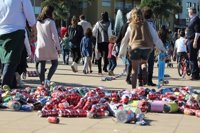 Miles de niños participarán este viernes en el tradicional 'arrastre de latas' de Algeciras (Cádiz)