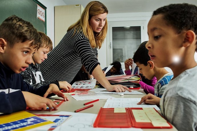 Nens en classes de reforç educatiu en la Fundació TriniJove.