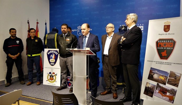 Imagen de la entrega del material