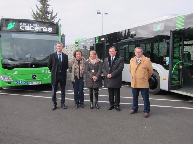 Dos nuevos autobuses para las líneas remodeladas                        