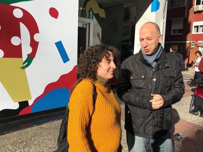 Arntza Gracia y Carmelo Asensio ante un local vinilizado en Las Fuentes