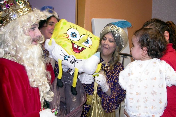 Los Reyes Magos visitan el Hospital de Valme de Sevilla