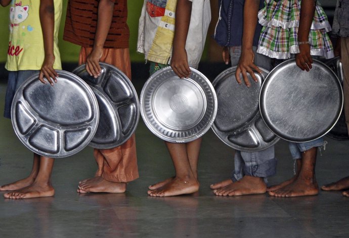 Niños hacen cola en Chennai para recibir comida de una ONG