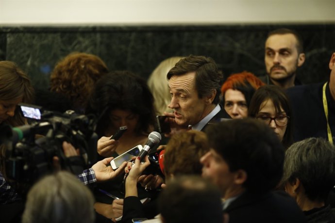 Rafael Hernando atiende a los medios en los pasillos del Congreso