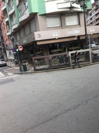 Herido un repartidor en Oviedo al caerle encima parte de la techumbre exterior de un bar