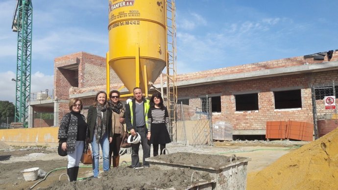 Fernández visita las obras de un centro escolar en Garrucha
