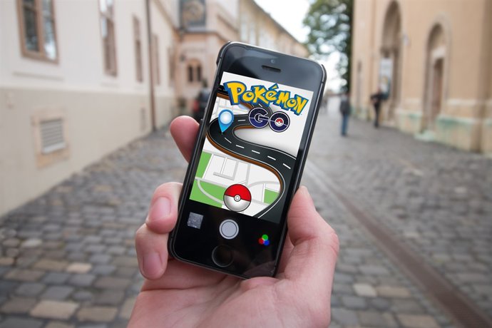 Mòbil amb el joc Pokémon GO 