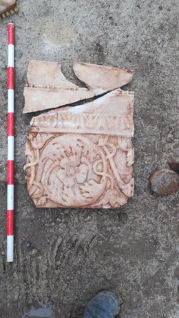 Fragmento de mármol decorado descubierto en Cantillana.