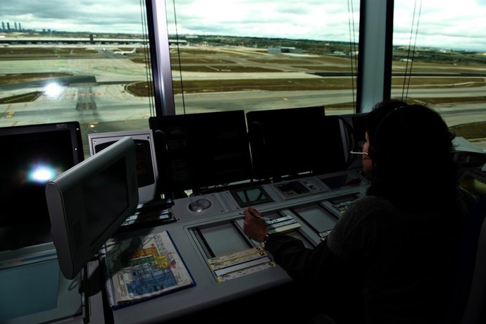 Controladora en la torre de control de Madrid