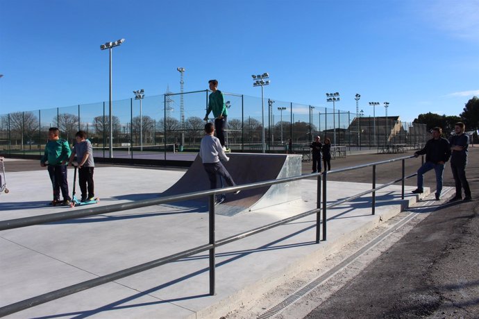 Daniel Isábal y Carlos Arroyos, a la derecha de la foto, visitan el skatepark