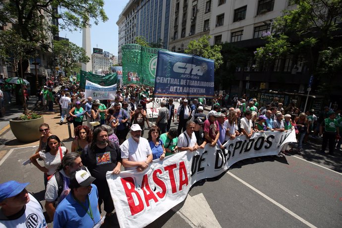 Un grupo de manifestantes frente al Ministerio de Modernización en Buenos Aires.