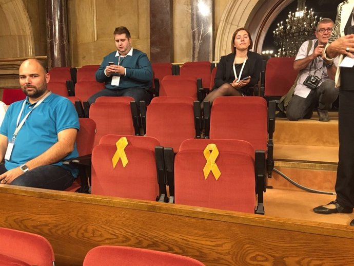 Cadires de Jordi Sànchez (ANC) i Jordi Cuixart (Òmnium) al Parlament