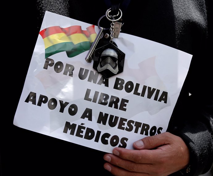 A demonstrator holds a sign that reads " For a free Bolivia, I support our docto