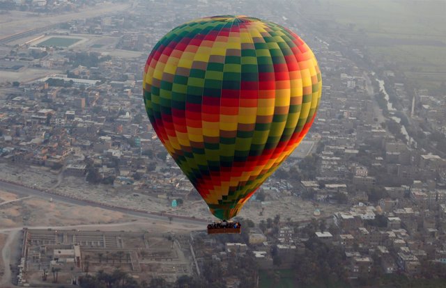 Un globo aerostático sobrevolando Luxor