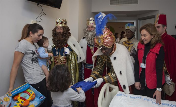 Los Reyes Magos, junto a María Martín, visitan a los niños en el Hospital
