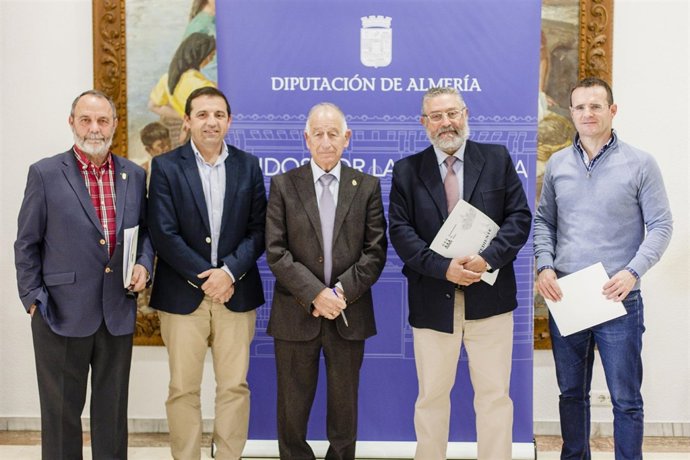 Amat junto a los alcaldes de Armuña, Albox y Purchena