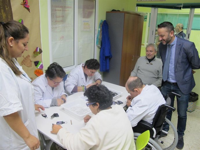 Tortosa junto al presidente de la asociación Verdiblanca con usuarios de su CEE