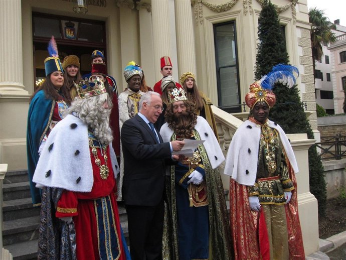 Ceniceros entrega su carta a los Reyes Magos                  