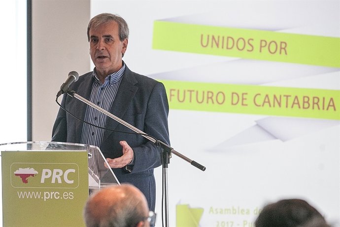 De la Sierra durante una asamblea del PRC en Puente Viesgo