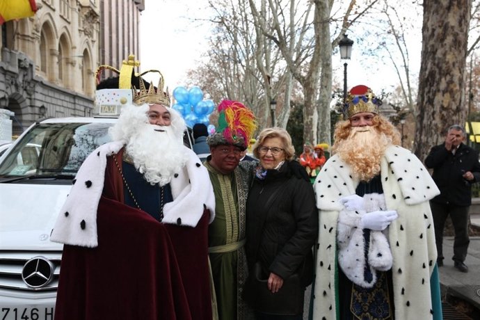Manuela Carmena con los Reyes Magos