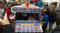 El tradicional 'arrastre de latas' previo a la Cabalgata reúne a 20.000 niños en Algeciras
