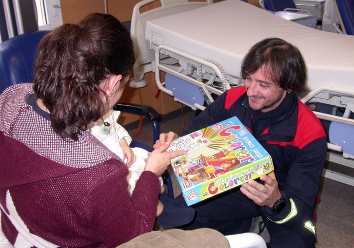 Visita de bomberos de Dos Hermanas a niños en el Hospital de Valme de Sevilla   