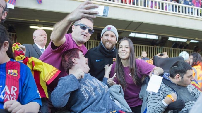 Aficionados del Barça con Messi en la jornada de puertas abiertas por Reyes