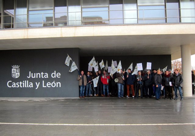 Oncentración a las puertas de la Delegación de la Junta en Salamanca