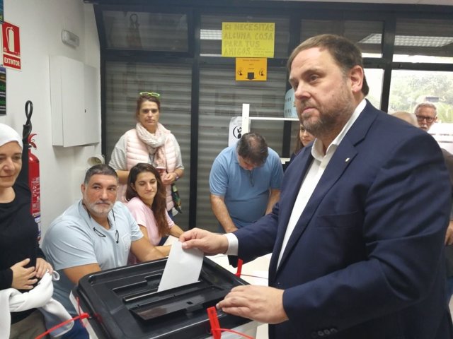 El vicepte.Oriol Junqueras vota en el referéndum del 1-O