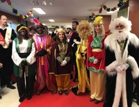 Los Reyes Magos reparten más de 300 regalos a los niños ingresados en el Hospital Materno Infantil