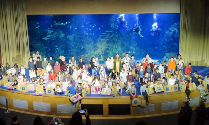 Más de cien niños reciben regalos de Reyes en el Mar Rojo del Oceanogràfic 