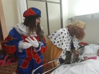 Los Reyes Magos visitan el hospital Infanta Elena repartiendo regalos y alegrías a cientos de pacientes