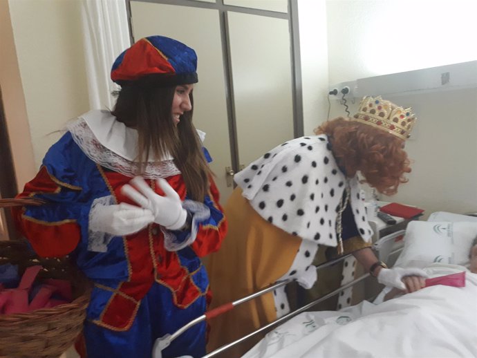 Los Reyes Magos visitan a los pacientes en el Hospital Infanta Elena. 