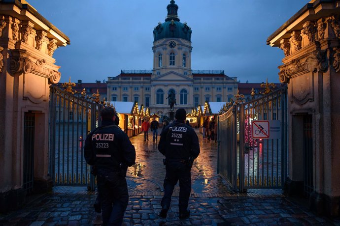 Policías delante del Palacio Charlottenburg en Berlín