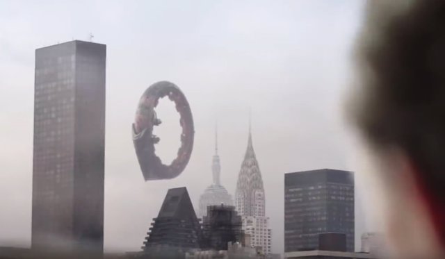 Peter Parker observa el extraño anillo que sobrevuela Nueva York.