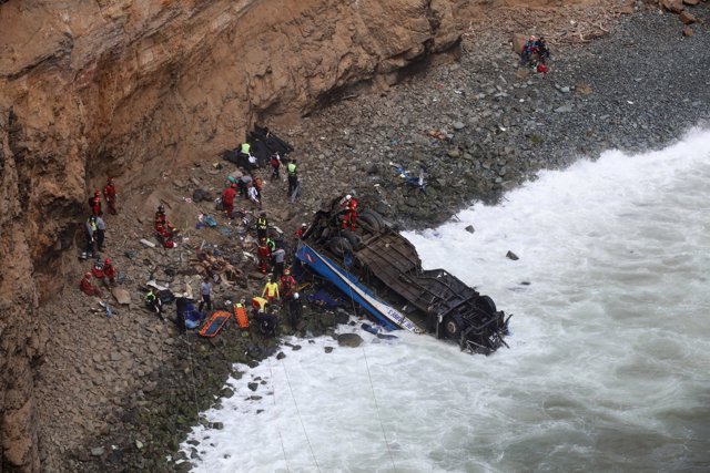 AEquipos de rescate en el lugar donde un autobús tuvo un accidente en Perú