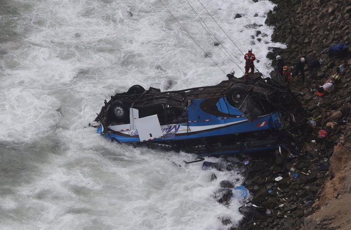 Equipos de rescate en el lugar donde un autobús tuvo un accidente en Perú