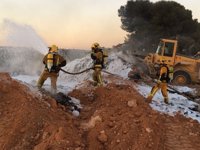 Un incendio calcina una esquina del vertedero de plásticos de Pilar de la Horadada (Alicante)