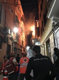 Servicios de emergencia trabajan en la extinción de un incendio declarado en un edificio abandonado en Murcia