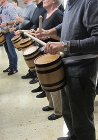 La tamborrada Sheshenarena y PintxoKoop se unen para promover la "inclusión" en la fiesta grande de San Sebastián