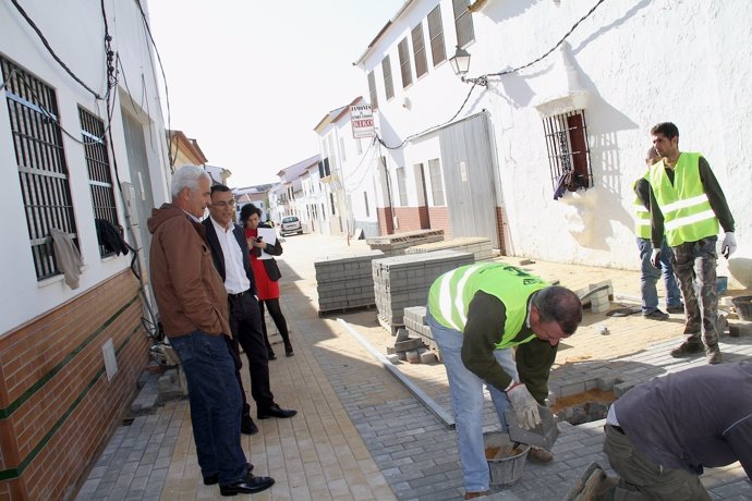 Ignacio Caraballo visita las obras del PFEA en Villanueva de los Castillejos. 