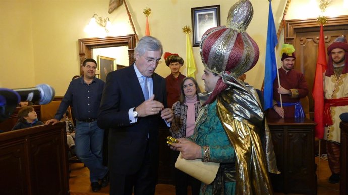 El alcalde de Ávila con el emisario de los Reyes Magos