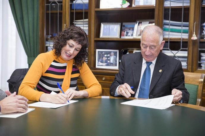 Firma del convenio entre Sonia Guil y Gabriel Amat