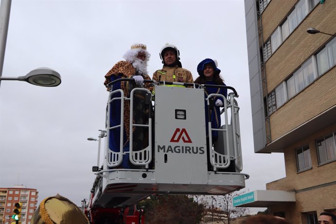 Los Reyes Magos entran en el Hospital Infantil ayudados por Bomberos de Zaragoza