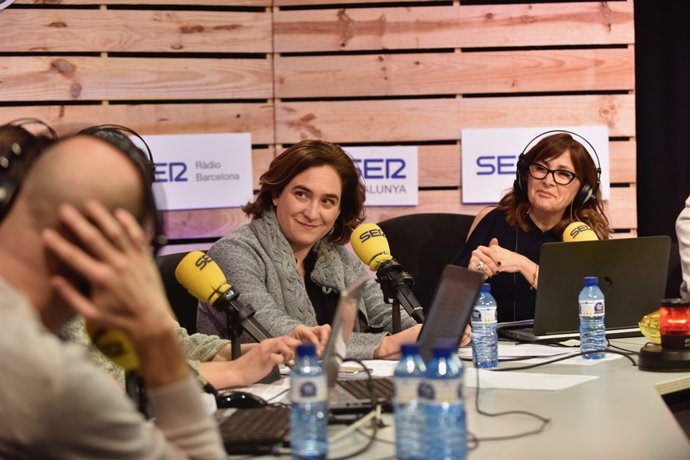 L'alcaldessa de Barcelona  Ada Colau en una marató solidària de Ràdio Barcelona